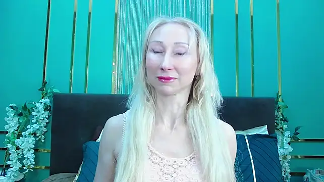 kissdreamm (F mature) - topless dance