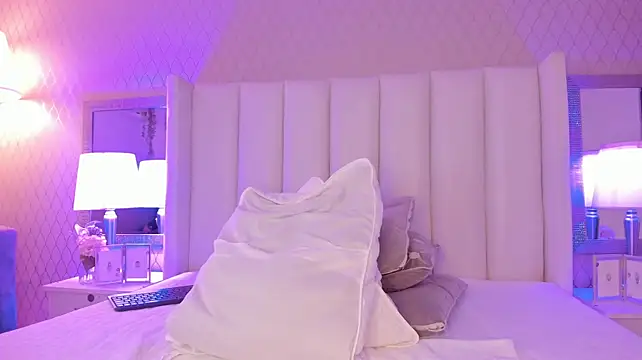SophiaSmiiths_ live cam on StripChat