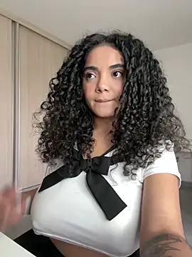 Curlyierr live cam