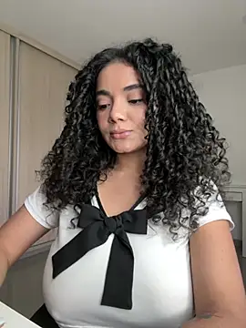 Curlyierr live cam