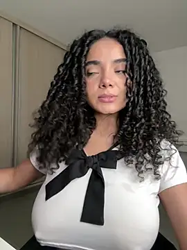 Curlyierr live cam