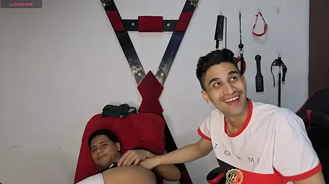 Alejandro_and_Deiby live cam on StripChat
