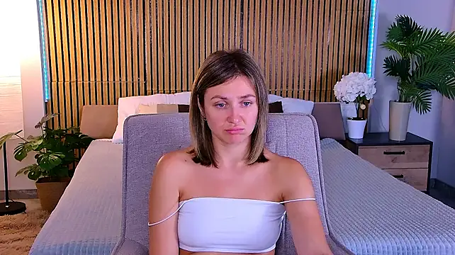 EmeraldGlow live cam on StripChat