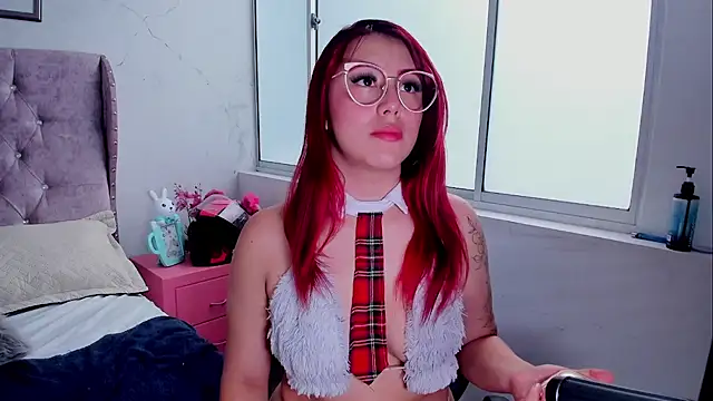 MaddyMills_ live cam on StripChat
