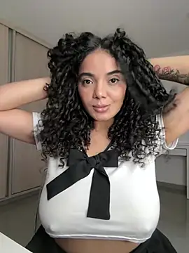 Curlyierr live cam