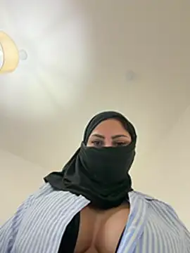 cherryymia (F young) - Flash boobs and oil them 🔥