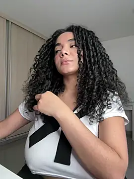 Curlyierr live cam