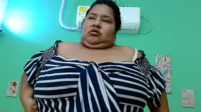 dollbbw69 live cam on StripChat