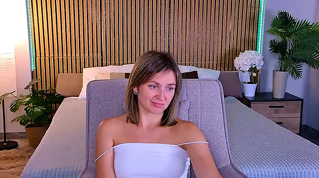 EmeraldGlow live cam on StripChat