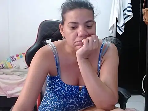 Adriana_0312 live cam on StripChat