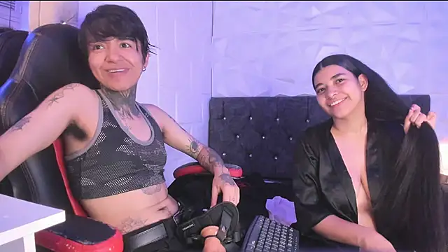 hotties_juls_dl live cam on StripChat
