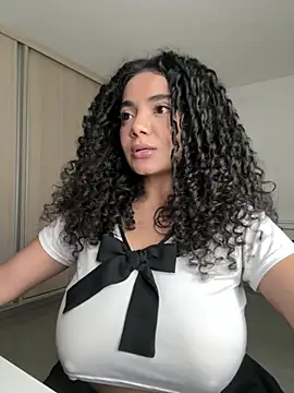 Curlyierr live cam