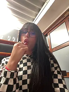 princesstiny (F young) - Flash tits +outfit