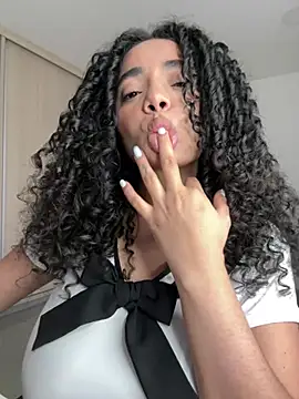 Curlyierr live cam