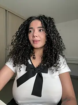 Curlyierr live cam