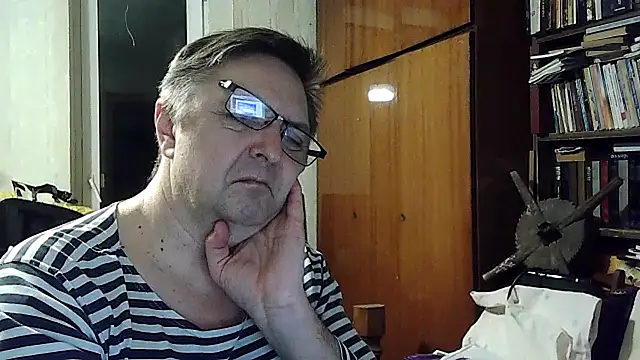 Pokaz2020 live cam on StripChat
