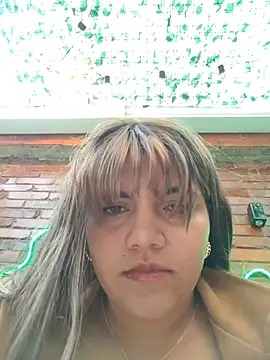 ivy_enjoy (F young) - Oil my tits in public