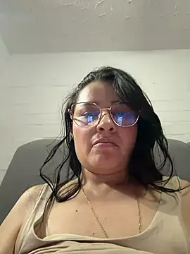 velvetluna2 live cam on StripChat