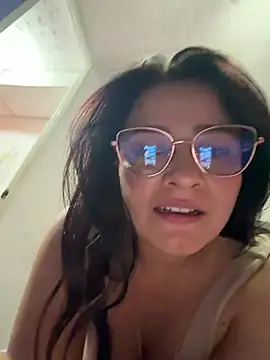 velvetluna2 live cam on StripChat