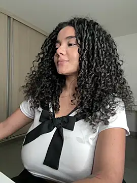 Curlyierr live cam on StripChat