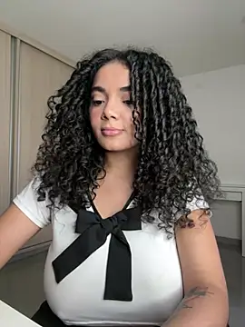 Curlyierr live cam
