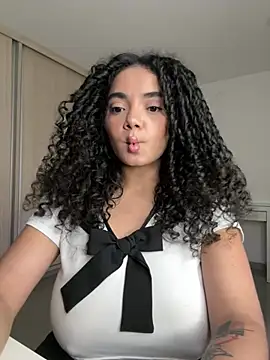 Curlyierr live cam