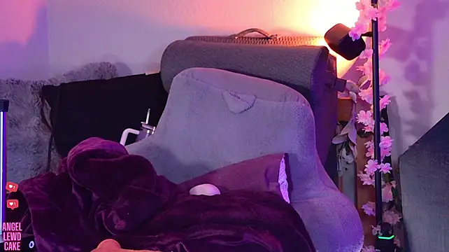 Angel-Lewd-Cake live cam