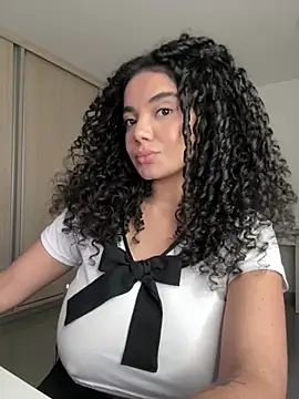 Curlyierr live cam