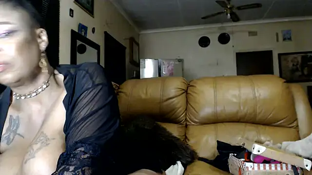Gucci_Bx live cam on StripChat