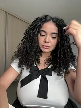 Curlyierr live cam