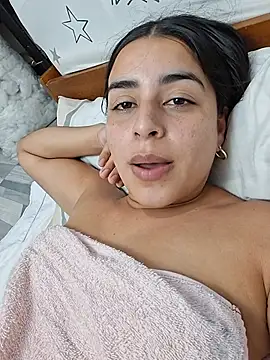 Maite_4 live cam on StripChat