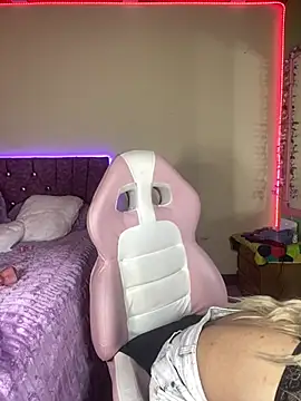 _KittyQueen12 live cam on StripChat