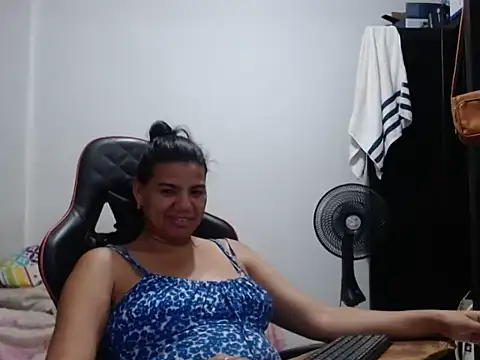 Adriana_0312 live cam on StripChat