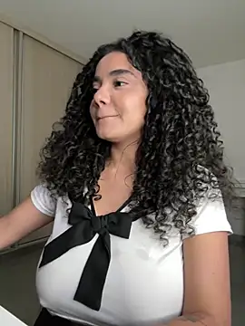 Curlyierr live cam