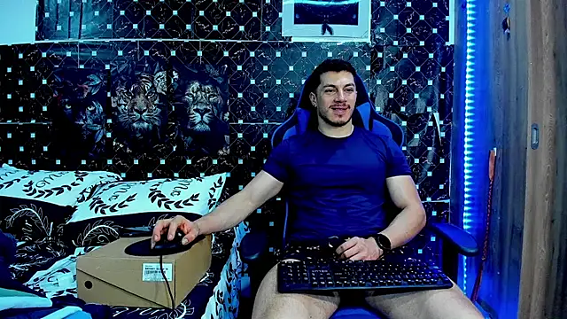 javiersexymann live cam on StripChat
