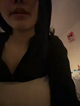 ela_petit live cam on StripChat