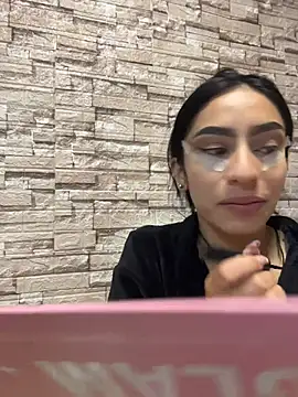Lucyjoi live cam on StripChat