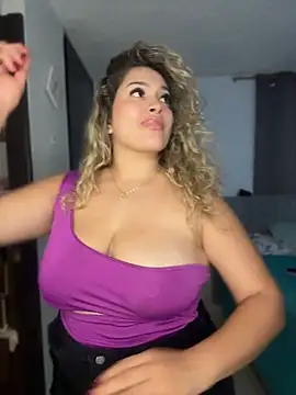 sara_smiiith211 (F young) - public breast exhibition