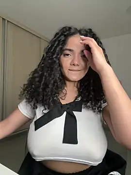 Curlyierr live cam