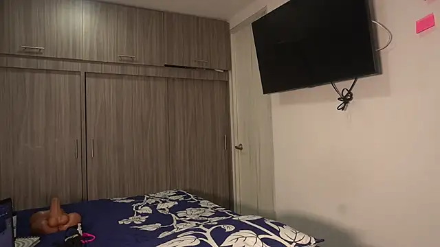paulettewomantall live cam on StripChat