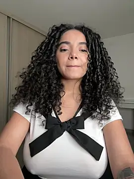 Curlyierr live cam