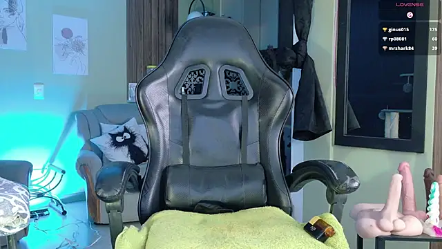 Modella: tevenwhiite