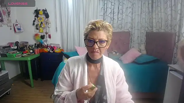 isabella-lips007 live cam on StripChat