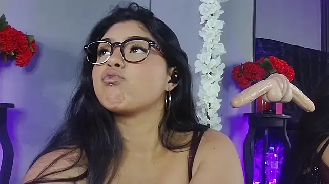 MiiaLimour live cam on StripChat
