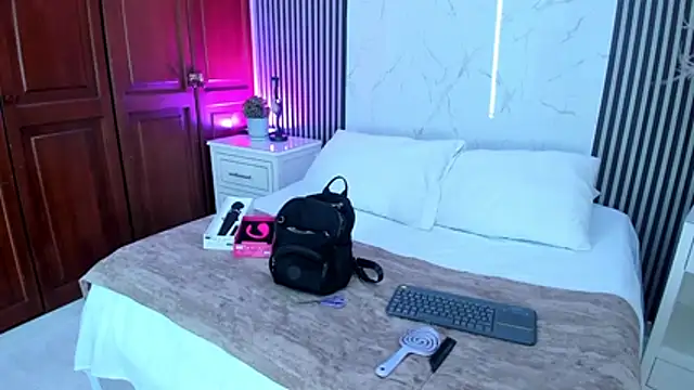 AlaskaFlowerss1_ live cam on StripChat