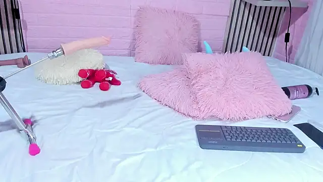 Tyra_pettite live cam on StripChat