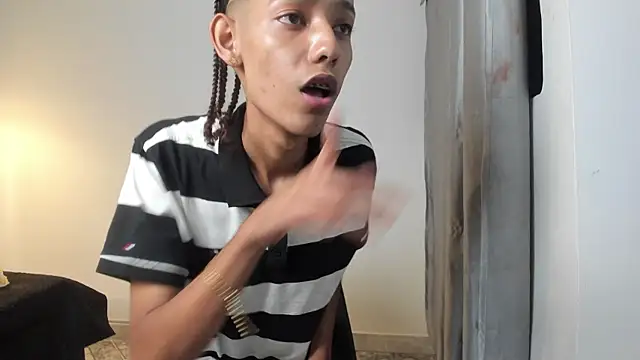 drake_cum23 (M twink) - 2 FINGGERS IN THE ASS