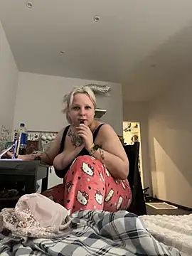 Uniarten live cam on StripChat