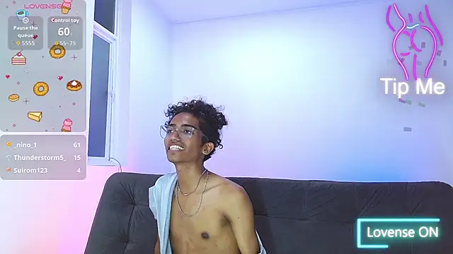 triiangel_latinboy live cam on StripChat