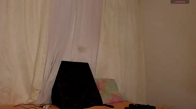 Emmaa-_- webcam stripchat model stream image